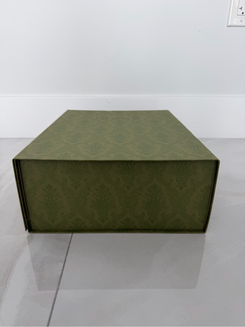 Gucci Large Green Magnetic Close Gift Box with Logo Ribbon - Picture 9 of 14